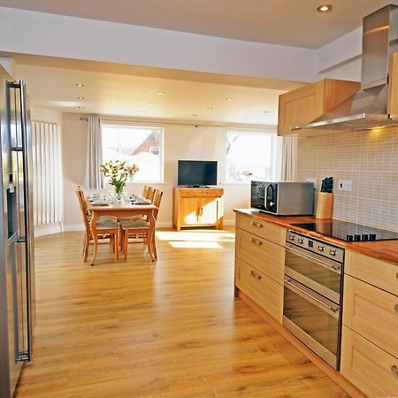 Whitby Spacious Rugby Field Cottage With Off-Street Parking And Ev Fast Point For Electric Cars Extérieur photo