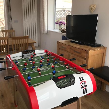 Whitby Spacious Rugby Field Cottage With Off-Street Parking And Ev Fast Point For Electric Cars Extérieur photo