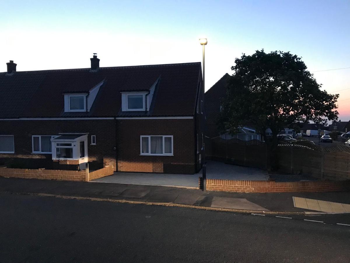 Whitby Spacious Rugby Field Cottage With Off-Street Parking And Ev Fast Point For Electric Cars Extérieur photo