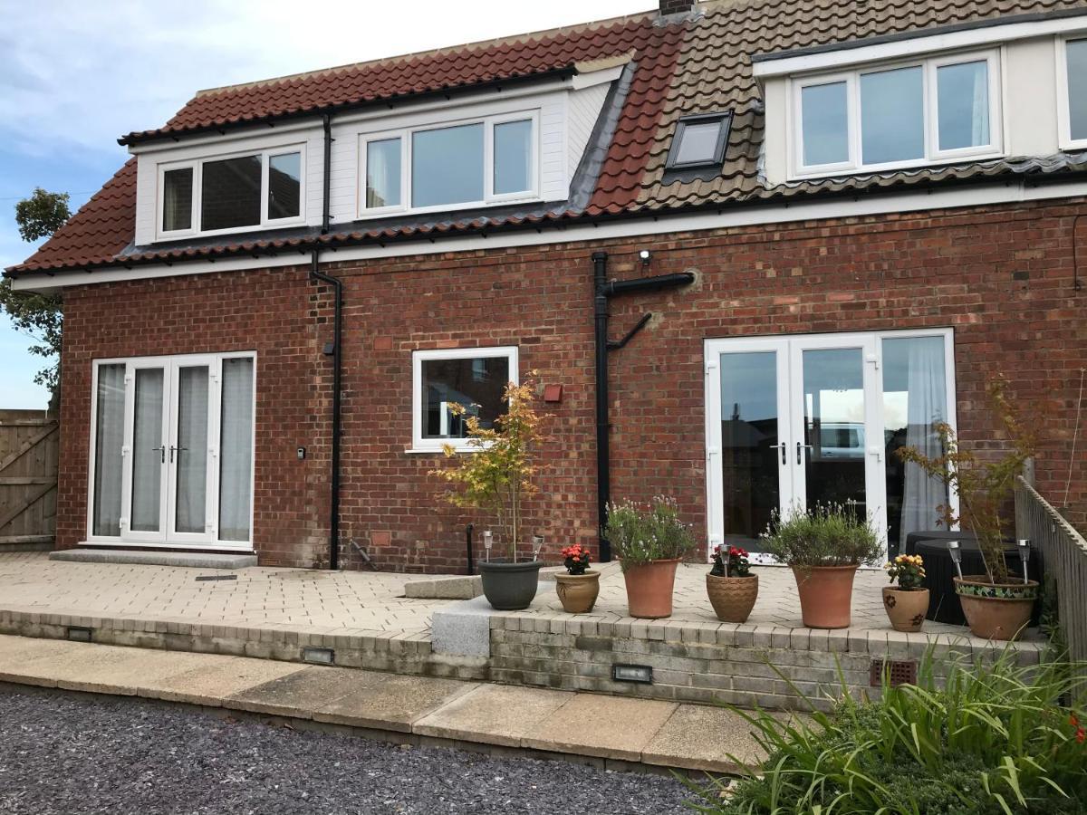 Whitby Spacious Rugby Field Cottage With Off-Street Parking And Ev Fast Point For Electric Cars Extérieur photo