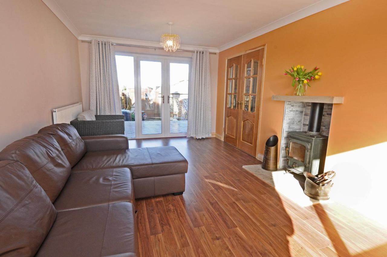 Whitby Spacious Rugby Field Cottage With Off-Street Parking And Ev Fast Point For Electric Cars Extérieur photo