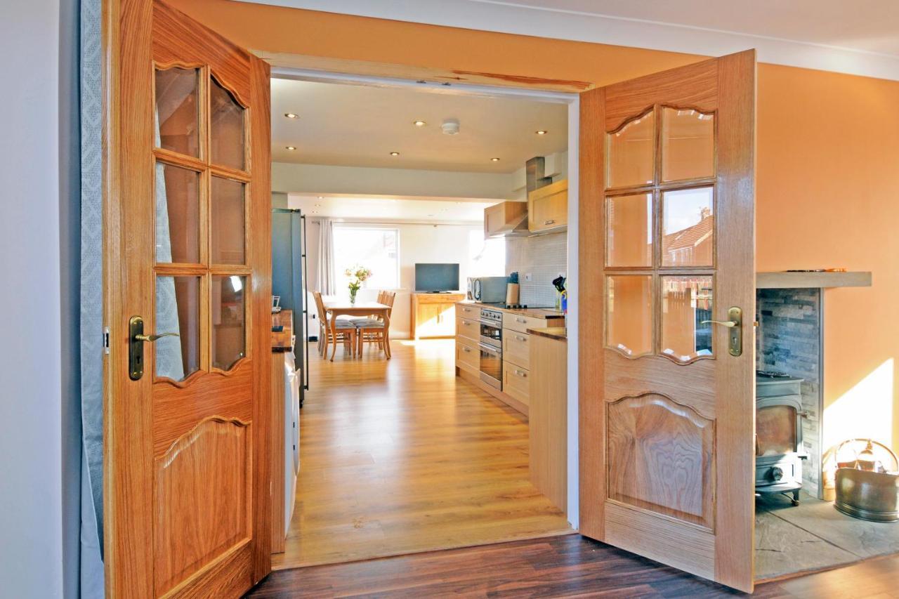 Whitby Spacious Rugby Field Cottage With Off-Street Parking And Ev Fast Point For Electric Cars Extérieur photo