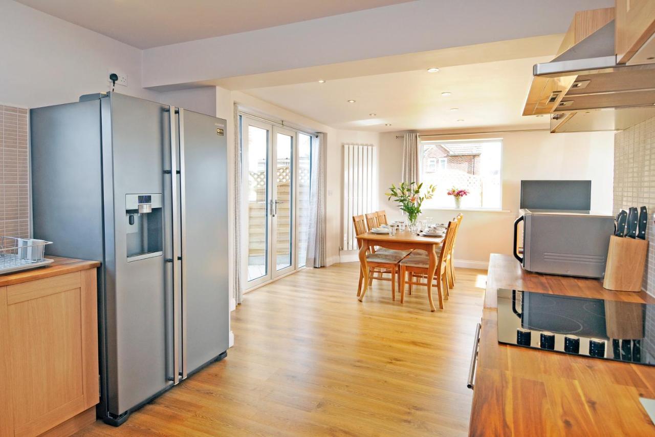 Whitby Spacious Rugby Field Cottage With Off-Street Parking And Ev Fast Point For Electric Cars Extérieur photo