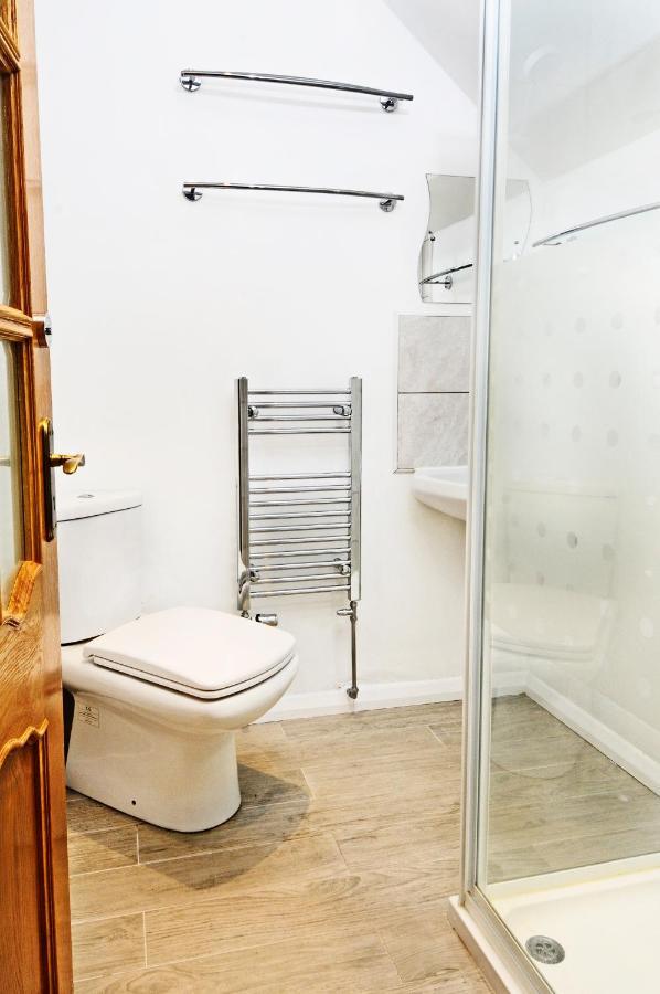 Whitby Spacious Rugby Field Cottage With Off-Street Parking And Ev Fast Point For Electric Cars Extérieur photo