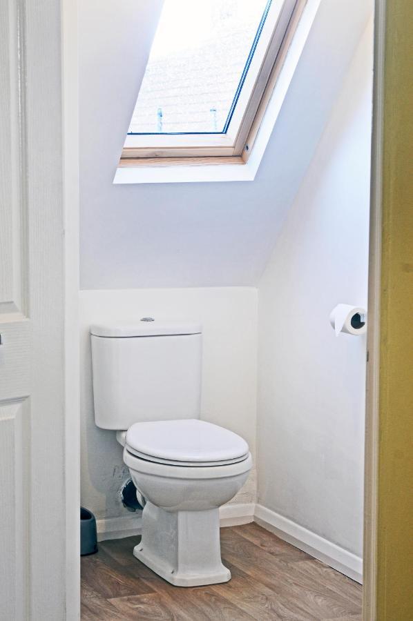 Whitby Spacious Rugby Field Cottage With Off-Street Parking And Ev Fast Point For Electric Cars Extérieur photo
