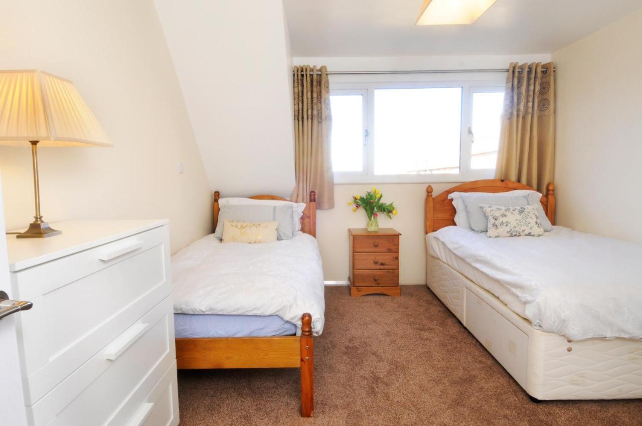 Whitby Spacious Rugby Field Cottage With Off-Street Parking And Ev Fast Point For Electric Cars Extérieur photo