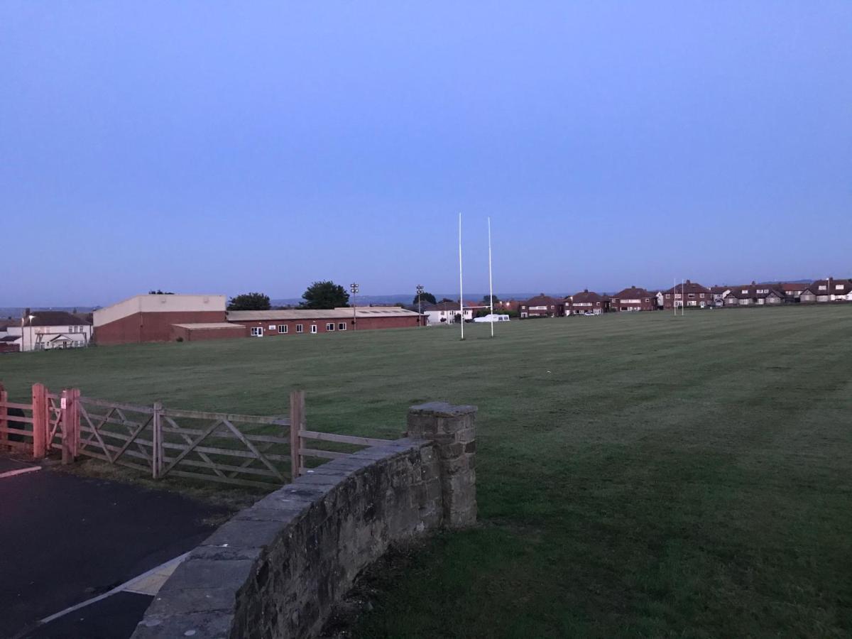 Whitby Spacious Rugby Field Cottage With Off-Street Parking And Ev Fast Point For Electric Cars Extérieur photo