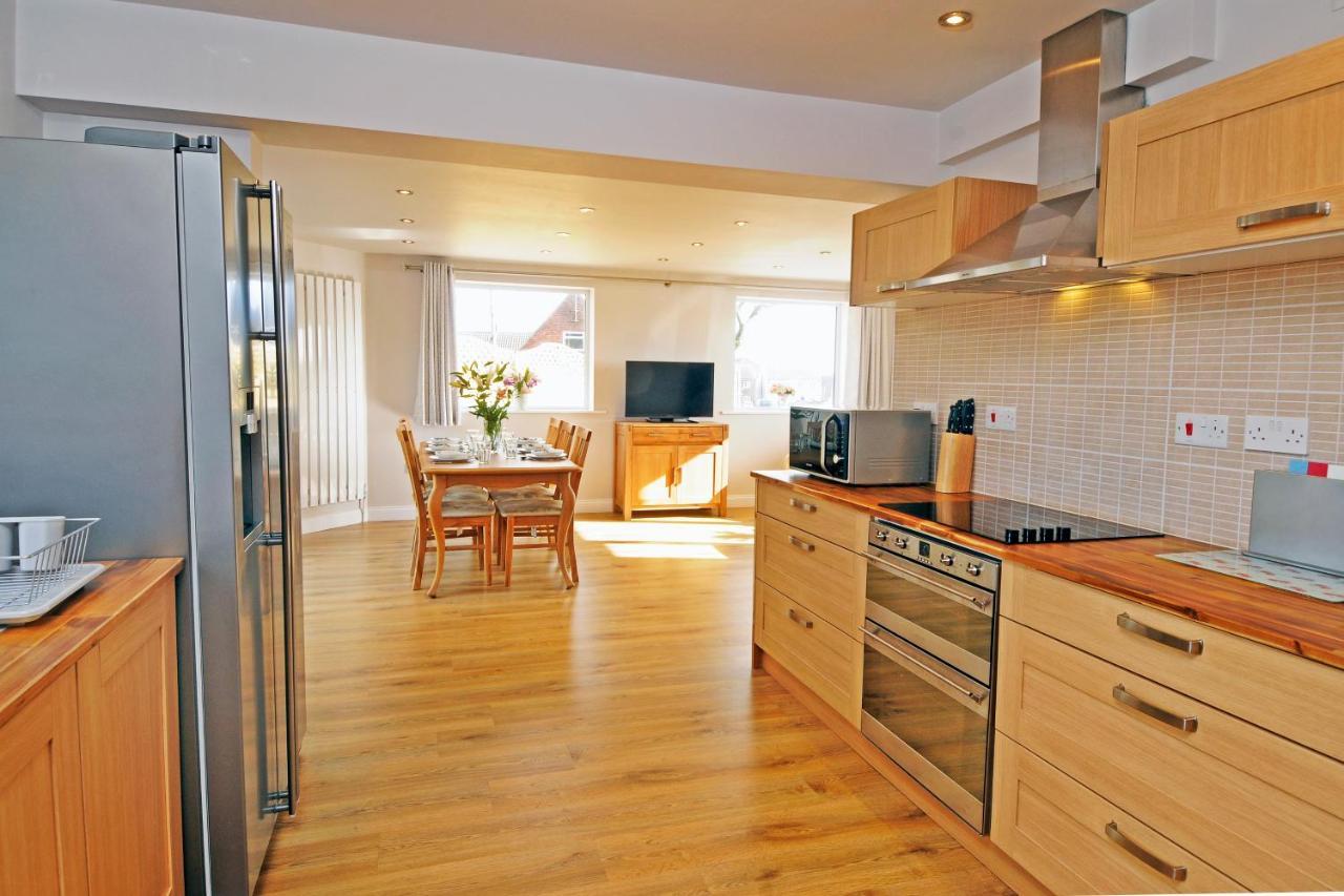 Whitby Spacious Rugby Field Cottage With Off-Street Parking And Ev Fast Point For Electric Cars Extérieur photo