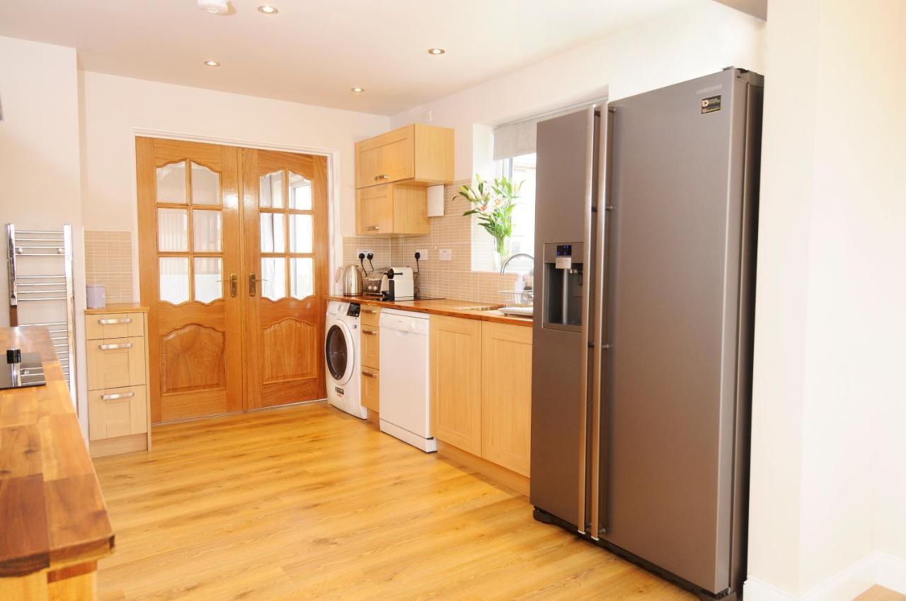 Whitby Spacious Rugby Field Cottage With Off-Street Parking And Ev Fast Point For Electric Cars Extérieur photo